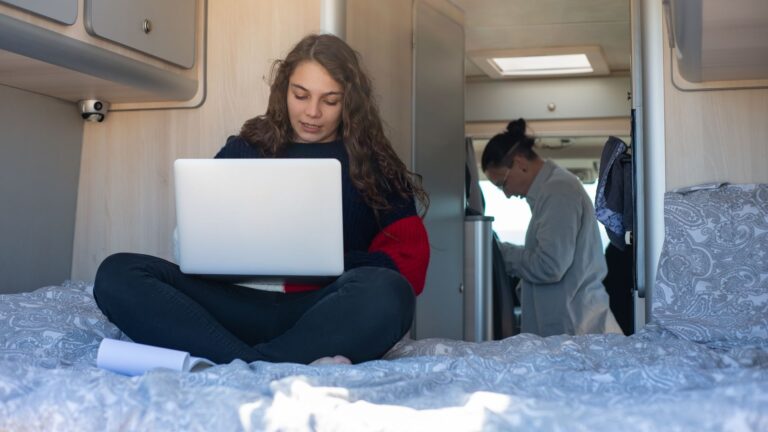 Créateurs mobiles : le mini chargeur, allié du micro-studio nomade ?