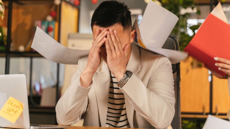 Charge mentale au travail : reprendre la main sans s’épuiser